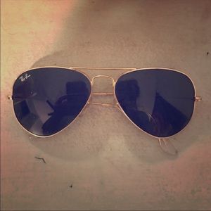 Ray ban aviators, black lends with gold trim